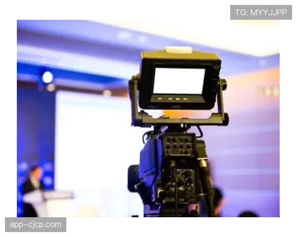 特写：在暴雨中断的比赛中，转播商如何用演播室访谈填补90分钟空白