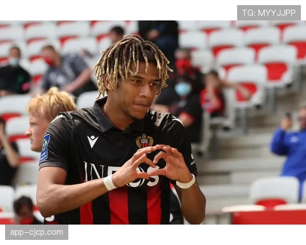 尼斯后卫托迪博伤愈回归合练,有望出战周末关键战役 尼斯后卫托迪博伤愈回归合练,有望出战周末关键战役