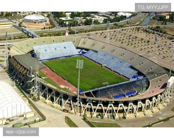 瓦伦西亚梅斯塔利亚球场启动防水改造工程,应对雨季比赛 瓦伦西亚梅斯塔利亚球场启动防水改造工程,应对雨季比赛